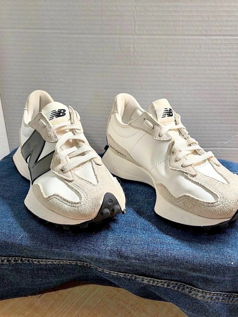 New Balance 327 Women's White & Green Sneakers US 6.5 Like New